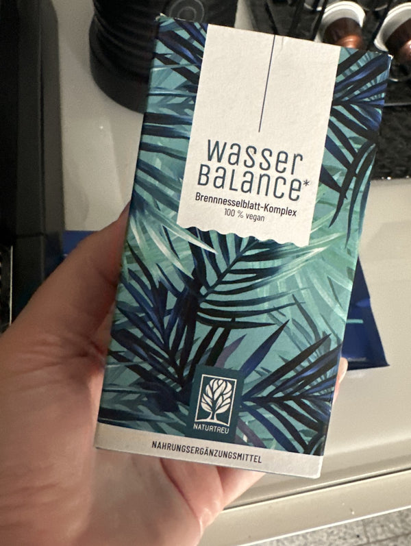 Zufriedene Kundin / zufriedener Kunde zeigt NATURTREU Brennnessel Kapseln.