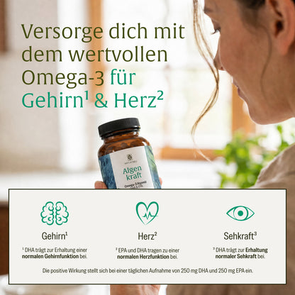 Frau präsentiert Algenkraft Omega 3 Algenöl Kapseln von NATURTREU – Hinweis auf  Omega-3-Fettsäuren DHA und EPA für eine normale Gehirn- und Herzfunktion 